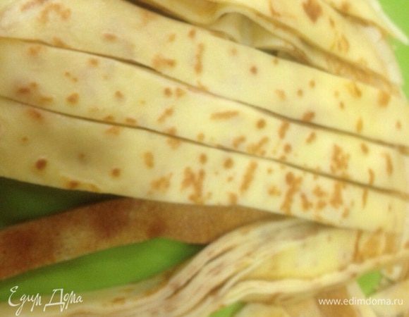 Испеченные блины нарезаем в виде лапши. 