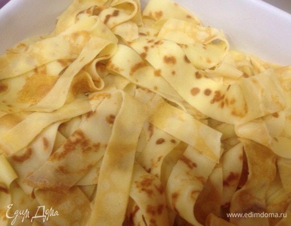 Нарезанные блины выкладываем в посуду для запекания или в сковороду с высоким бортиком. 