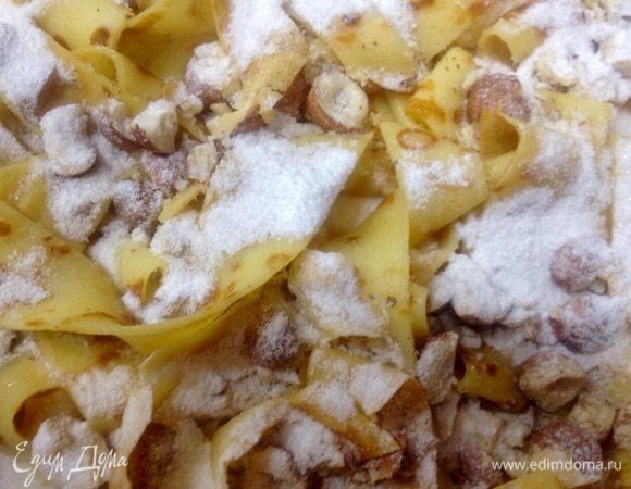 Добавить рубленный фундук и посыпать 1 ст. ложкой сахарной пудрой. 