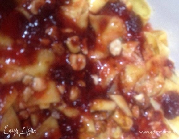 Намазываем клубничным джемом. Подойдет любой фруктовый джем. Или можете пропустить этот шаг, если кто не любит сладкое. 