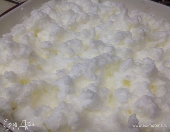 Из 3 яичных белков взбиваем густую белковую пену, добавляем 1 ст. ложку сахарной пудры. И продолжаем взбивать уже над паром до загустения. На это уходит примерно 1-2 мин. Белковая пена превращается в хлопья. Тут же надо прекращать взбивания. Эти красивые белоснежные хлопья кладем на лапшу из блинов  и запекаем 20 мин. в умеренно горячей духовке. У меня 160 С. Отрегулируйте по своей духовке. 