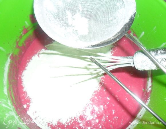 Добавить  ряженку, яйцо, сахар, соль и просеять муку. 