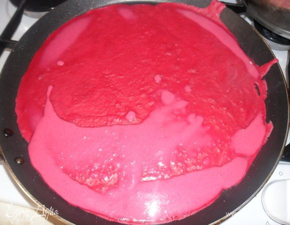 Блины жарим на сковороде, смазанной растительным маслом, по 1-2 минуты с каждой стороны. Когда края начинают пузыриться, переворачиваем на другую сторону. 