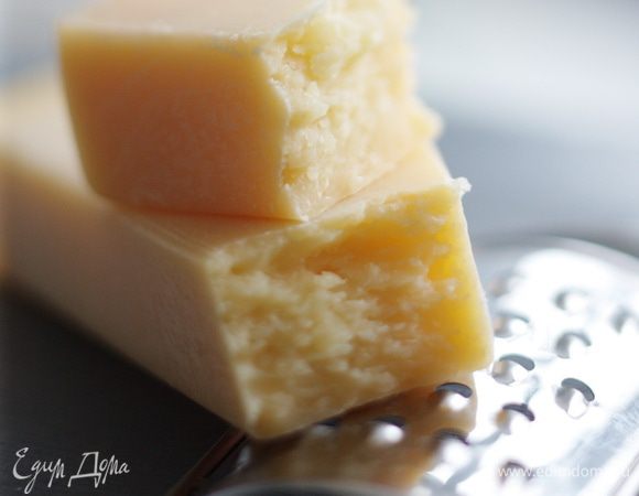 Пармезан натереть на мелкой терке и добавить понемногу в каждую тарелку с супом.