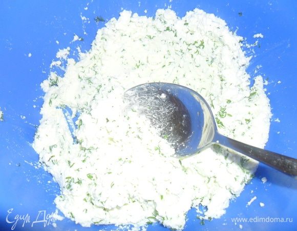 Для таких блинов идеально подойдет солененькая начинка. Я взяла творог, посолила и добавила зелени. Очень вкусно!