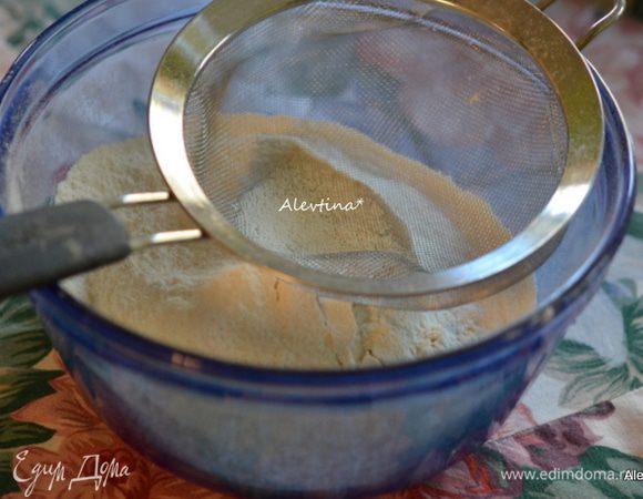 Просеять муку и соль.