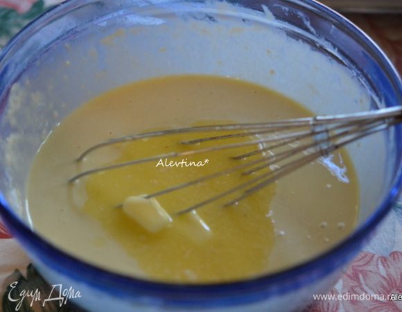 Добавить остальные компоненты, такие как яйца, молоко и растопленное сливочное масло. Дать постоять 30 минут.