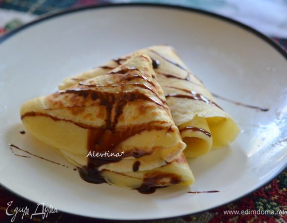 Выпекать на горячей сковороде с обеих сторон. Или в горячей духовке при 150°C как в оригинале рецепта. Подаем теплыми, полив джемом или в современном варианте — с растопленным шоколадом. Приятного аппетита.