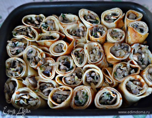 Разрежьте роллы наискосок кусочками (на 3-4 части) и поставьте вертикально в смазанную маслом форму для запеканки.