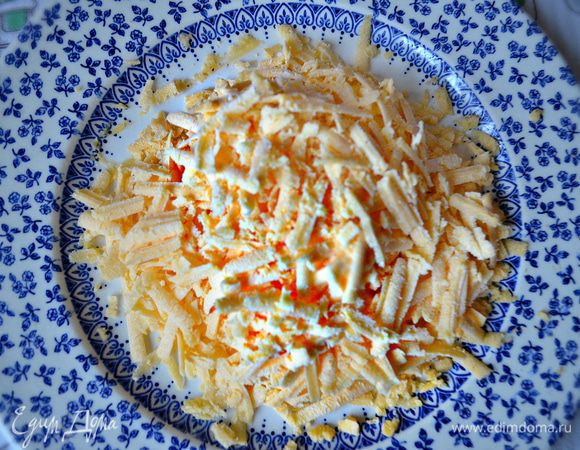 Сыр натереть на крупной тёрке.