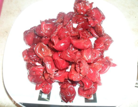 Вишню надо достать заранее, разморозить и откинуть на дуршлаг, чтобы стек весь сок.