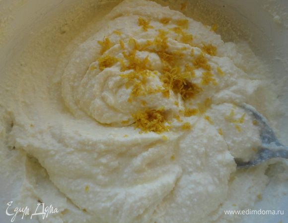 Добавляем манку, лимонный сок и цедру. Оставляем массу, чтобы манная крупа набухла на 20 мин.