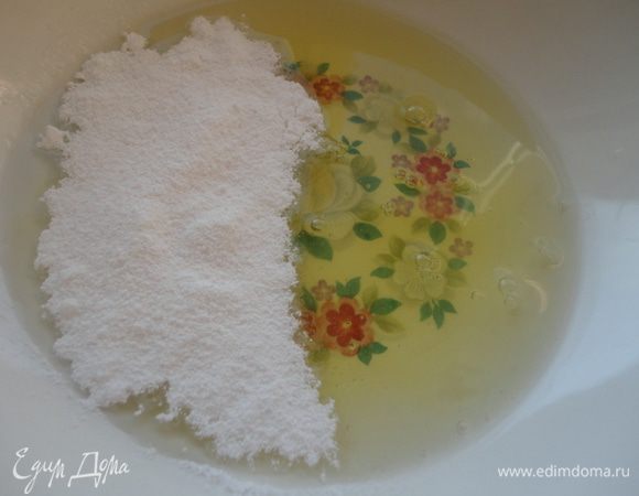 4 белка взбиваем с сахарной пудрой до средних пиков.