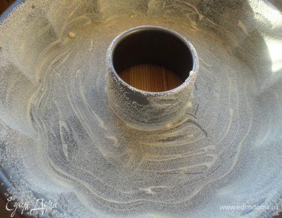 Фому (у меня для кекса) смазываем сливочным маслом и присыпаем манкой.