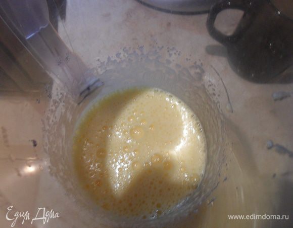 Орешки не обжариваем, а просто измельчаем удобным для Вас способ, но не в крошку, кусочки должны быть достаточно крупные. Яйца взбиваем с сахаром.