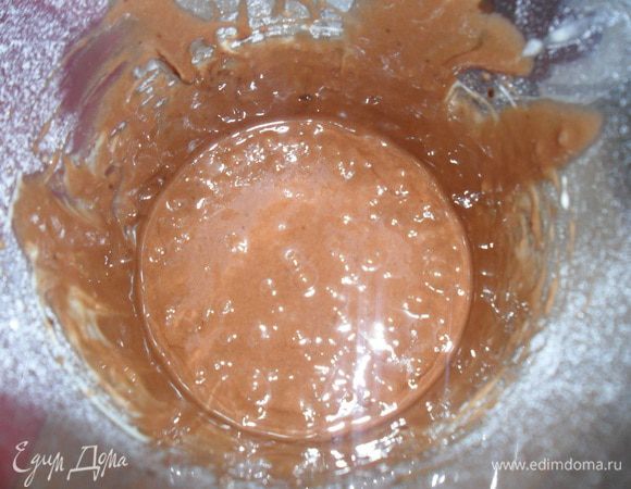 Добавляем соль и муку, перемешиваем. Вливаем шоколадную смесь. Всыпаем орехи и вишню.