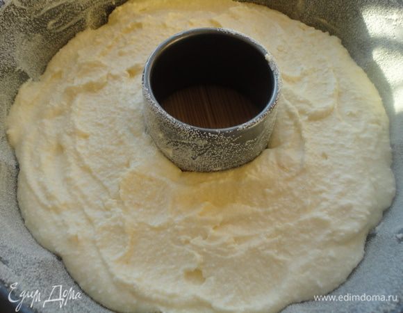 Выкладываем творожную массу и в духовку 180 град до готовности (я время не засекала, определяла на глаз).