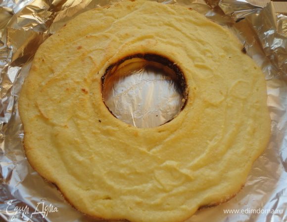 Достаем нашу запеканочку. Тут надо выложить сверху меренгу и снова поставить в духовку, однако так как у меня форма кексовая, я переложила запеканку на противень с фольгой дабы не разломать при вытаскивании. Если у вас форма разъемная, то этот нюанс можно опустить. 