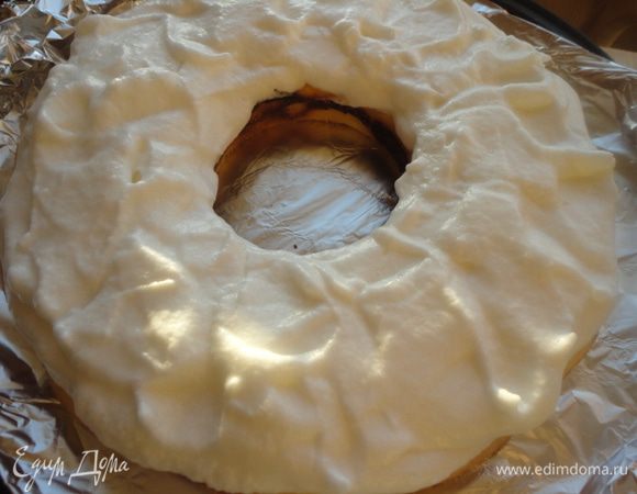 Выкладываем белки и красиво разравниваем. Снова в духовку на 15 минут.