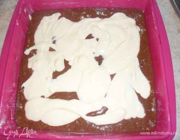 Выливаем шоколадную часть в форму 18х18 см, немного оставив, а сверху заливку.