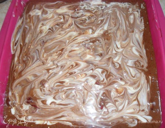 Затем оставшуюся шоколадную смесь и зубочисткой аккуратно перемешиваем. Отправляем в разогретую духовку на 25-30 минут. Проверяем зубочисткой, она должна выходить из теста с небольшим количеством влажных крошек.