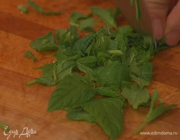 Листья мяты измельчить.