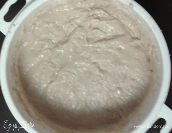 Желтки отделить от белков. В подошедшее тесто отправить желтки, растительное масло, гречневую муку и остальную часть теплого молока. Размешать все можно миксером. Главное на этом этапе — чтобы не было комков. Далее поставить опять в теплое место для второго подъема на 1,5 часа.