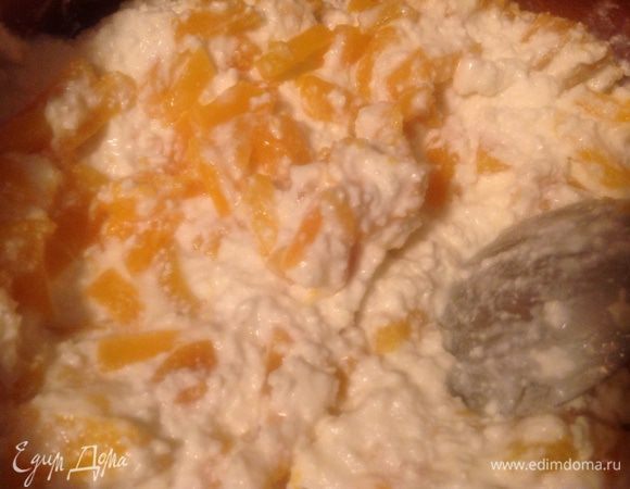 Сахарную пудру смешать с творогом  сметаной, добавить туда порезанные на кусочки персики.