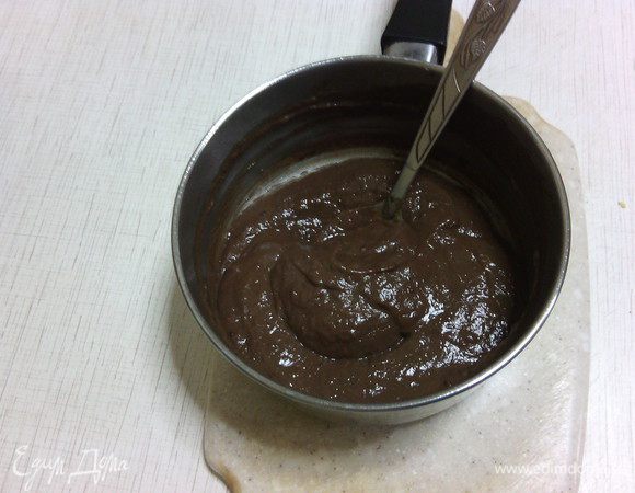 Приготовим крем:

Положите в емкость тыквенное пюре и кусочки шоколада, нагрейте на водяной бане пока весь шоколад не растворится. Остудите нашу шоколадно-тыквенную смесь.