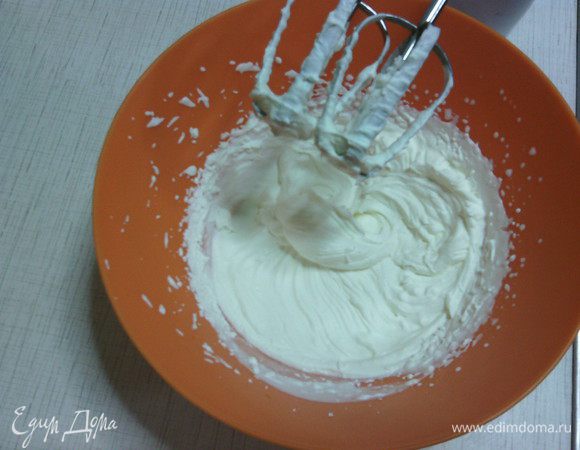 Взбиваем сливки с сахаром и ванильным сахаром до стойких пиков.