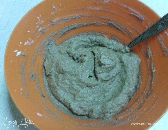 Теперь смешиваем взбитые сливки с тыквенно-шоколадной массой и убираем наш крем в холодильник на 2-3 часа. 