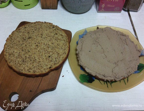 Готовый и остывший бисквит разрезаем на 2 части: смазываем кремом, затем также промазываем верх и бока бисквита.
Убираем на ночь в холодильник.
За ночь он хорошо пропитается, и к утру станет необыкновенным :)