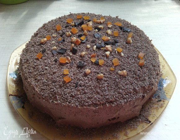 Я украсила верх бисквита тёртым шоколадом + немного орехами и курагой.
