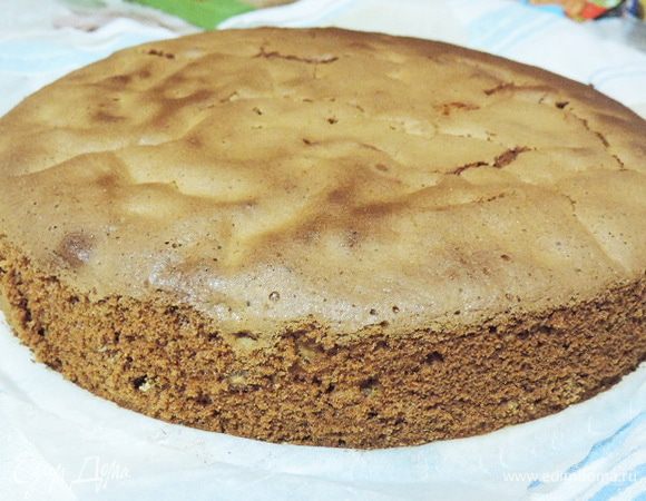 Испечь бисквит из указанных ингредиентов по рецепту http://www.edimdoma.ru/retsepty/65137-medovo-orehovyy-biskvit.
