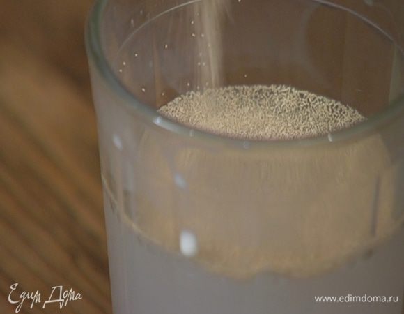 Дрожжи залить 150 мл теплой воды, добавить 2 ч. ложки коричневого сахара и дать дрожжам немного набухнуть.