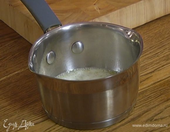 Сливочное масло растопить в небольшой кастрюле.