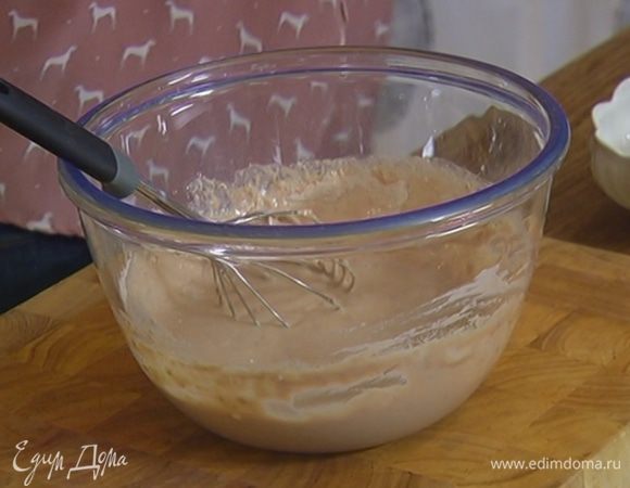 Всыпать оба вида муки и вымешать тесто.