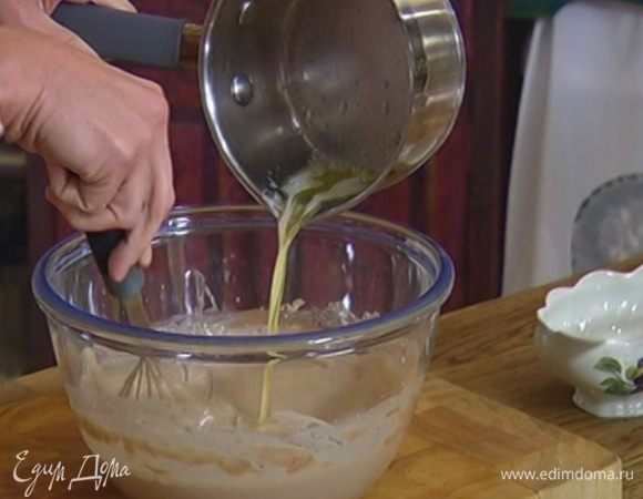 Непрерывно помешивая, тонкой струйкой влить растопленное масло, затем дать тесту отдохнуть полчаса.