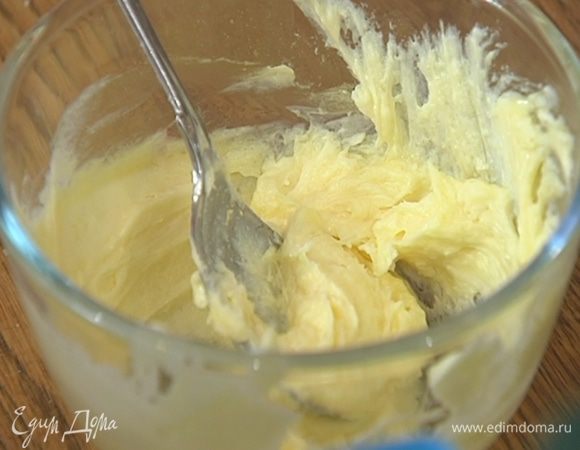 Приготовить соус: предварительно размягченное сливочное масло соединить с медом и щепоткой соли и растереть в однородную массу.