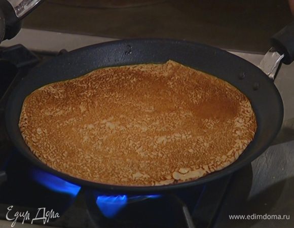 Разогреть блинную сковороду и, смазывая ее растительным маслом, пожарить блины.