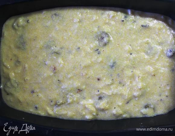 Добавить в тесто помидоры, оливки и сыр. 
Вылить тесто в форму (силиконовую можно не смазывать, металлическую или стеклянную промаслить). 
Поставить в разогретую духовку на 45 минут.