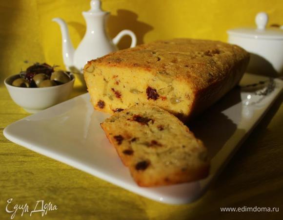 Можно подавать сразу же со сметаной или овощным салатом.
Вкусен кекс в холодном виде к первому блюду.
