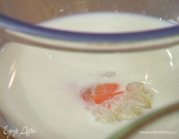 Небольшими порциями всыпать муку, постепенно влить молоко и все вымешать.