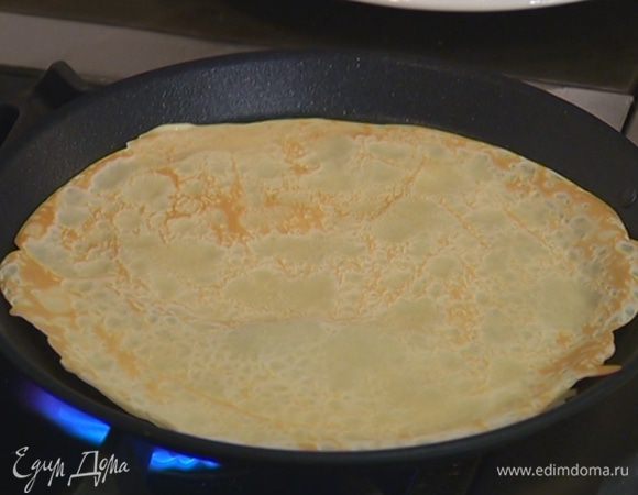 Разогреть блинную сковороду и, смазывая ее оливковым маслом, пожарить блины.