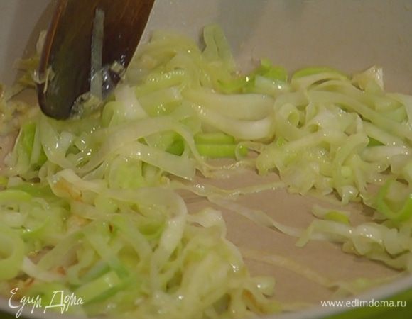 Разогреть в сковороде 1 ст. ложку растительного и 1/2 ч. ложки сливочного масла, выложить порей, слегка посолить, посыпать сахаром и обжарить лук до карамельного цвета.