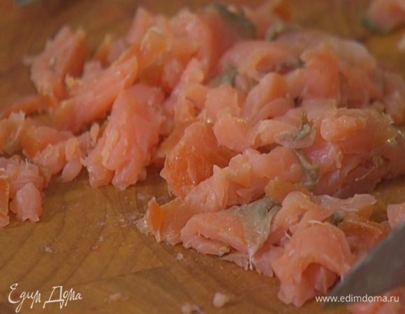 Семгу нарезать тонкими полосками.