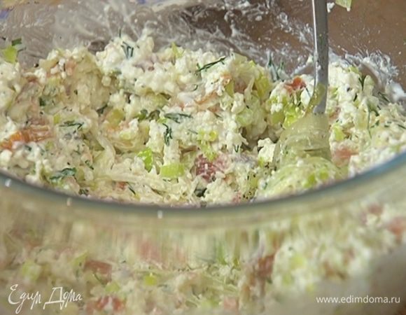 Приготовить начинку: творог размять и соединить с семгой, затем добавить обжаренный порей, половину укропа, сметану, посолить, поперчить и все перемешать.