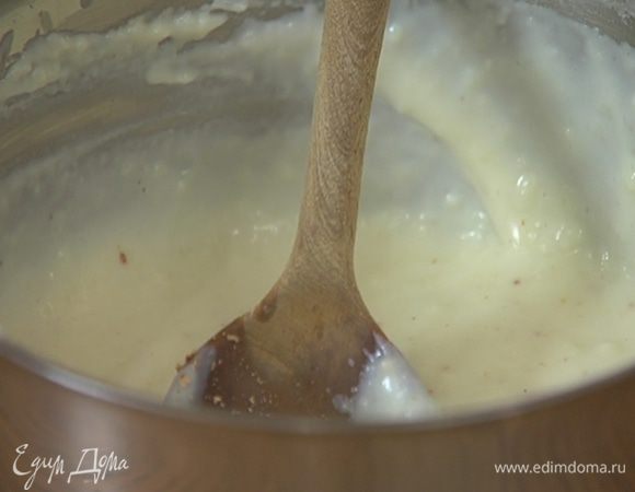Приготовить бешамель: в небольшой кастрюле растопить 1 ст. ложку сливочного масла, всыпать 1 ст. ложку с горкой муки и, непрерывно перемешивая венчиком, заварить. Тонкой струйкой влить молоко, продолжая вымешивать до получения однородного соуса. Снять кастрюлю с огня, добавить мускатный орех и еще несколько минут вымешивать.