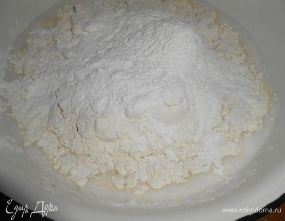 Добавить муку и крахмал. Взбивать.