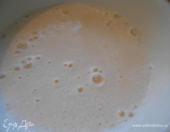 Добавить сливочное масло (растопленное). Продолжая мешать, влить кипяток.